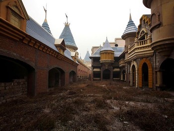 wonderland-buildings-arches-turrets_46178_600x450