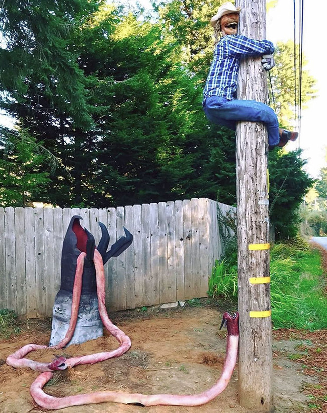 scary-creative-halloween-decorations-406-6167f6ed85597__700