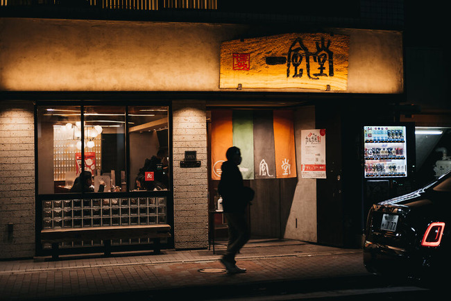local-in-front-of-a-tokyo-restaurant-at-night-6420520483d2c__880