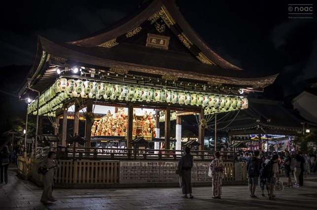 admiring-the-yasaka-shrine-during-gion-matsuri_21383287562_o