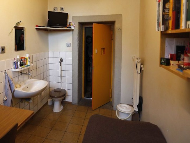 world-prison-cells-prisoners-4-5b34e18035a22__700