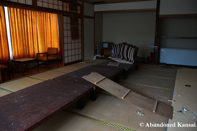japanese-style-room-in-a-deserted-japanese-hotel