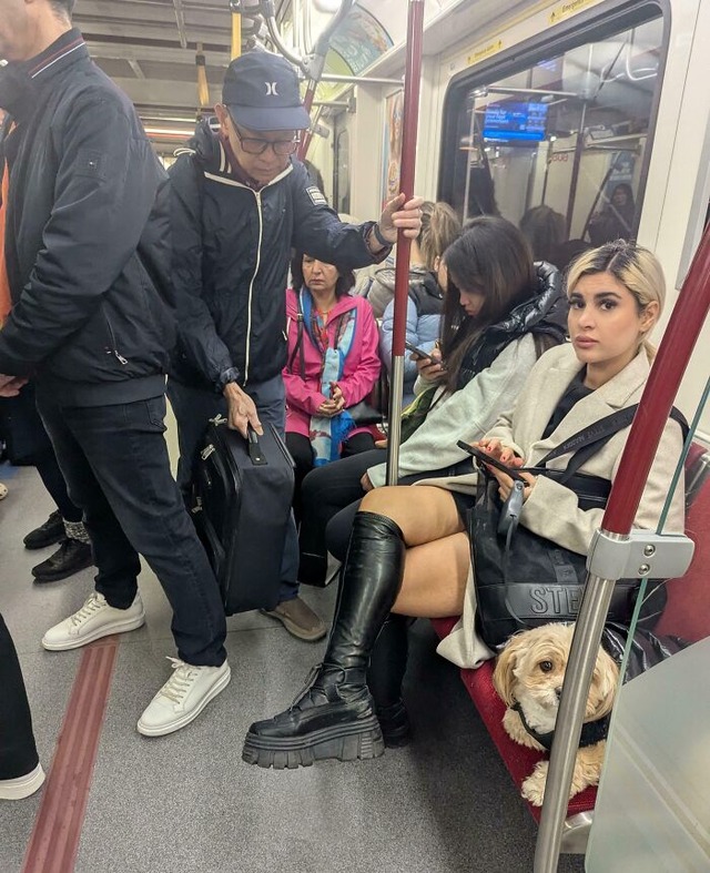 684bcc94f2709_annoying-public-transport-passengers