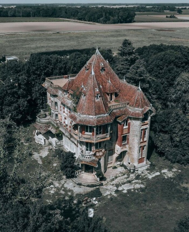 interesting-old-abandoned-houses-pictures-64f8278fe86a4__700