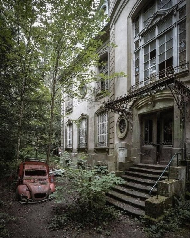 interesting-old-abandoned-houses-pictures-13-64f81de05958e__700