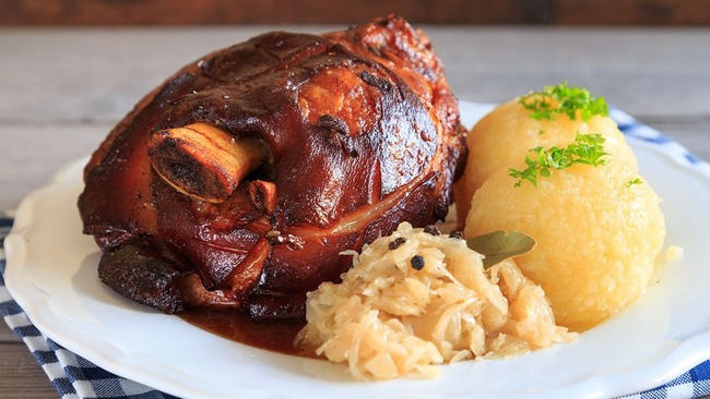 schweinshaxe-adobestock-18713049