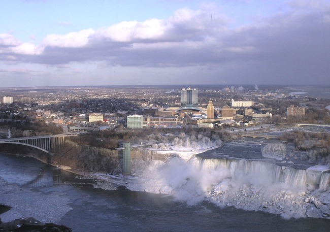 Niagara_Falls,_New_York_from_Skylon_Tower_cropped (1)