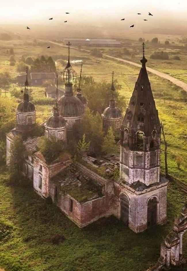 interesting-old-abandoned-houses-pictures-53-64f81e386f7cc__700