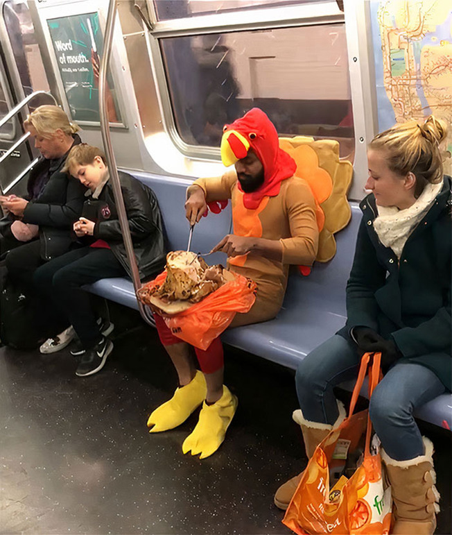 funny-subway-train-passengers-209-6193a72eac718__700