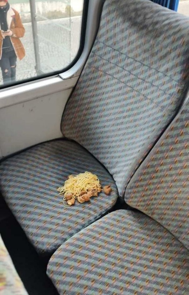 684bcf0b6f131_annoying-public-transport-passengers