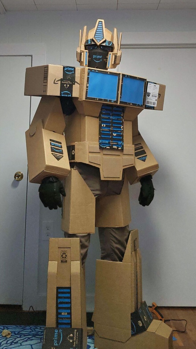 6715f22ec2fbe_halloween-creative-costume-pics