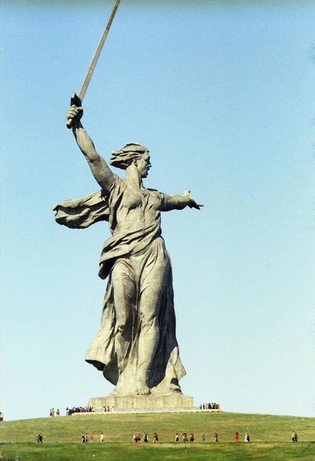 The-Mother-Land-Statue-Volgograd-side-view (1)