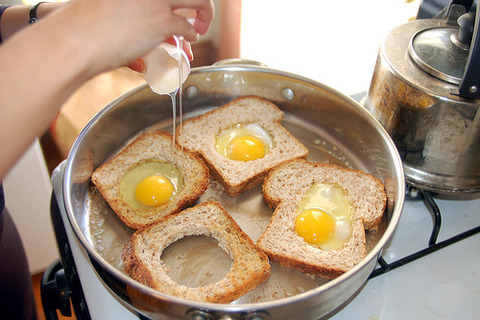 Making_eggs_in_basket