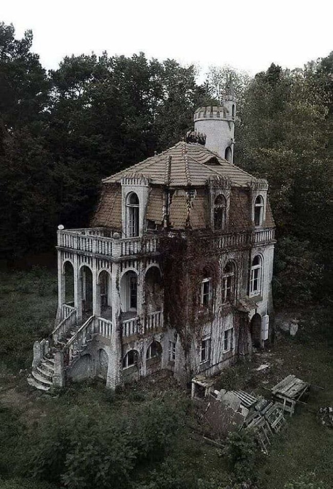 interesting-old-abandoned-houses-pictures-4-64f81dcc9ddd3__700