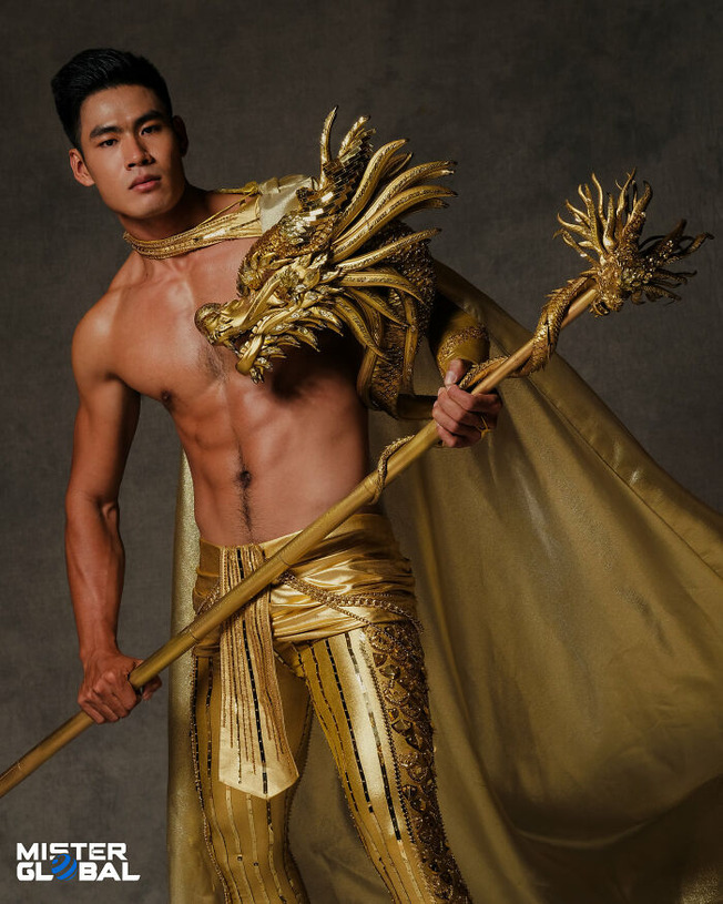 Men-From-Different-Countries-Dressed-In-National-Costume