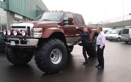 ford-f350-super-duty-with-54-inch-tires-front-thre