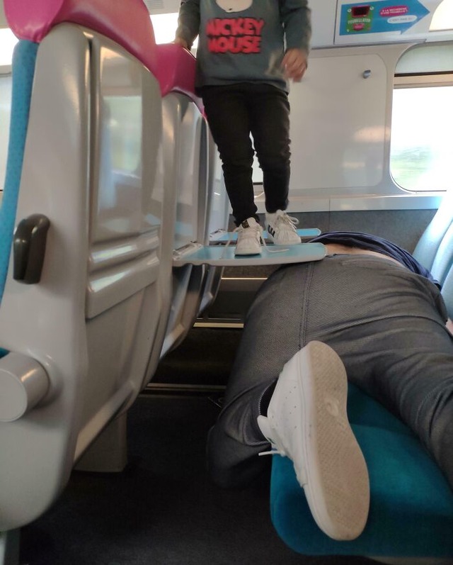 684bcde9c9d6e_annoying-public-transport-passengers