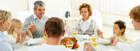 FamilyPrayingDinner