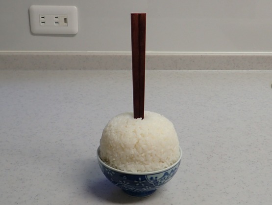 日本では箸をご飯に立ててはダメなのか 外国人が間違いやすい日本の5大マナーが話題 海外の反応 海外の万国反応記 海外の反応 日本では箸をご飯に立ててはダメなのか 外国人が間違いやすい日本の5大マナーが話題 海外の反応 海外の万国反応記 海外の反応