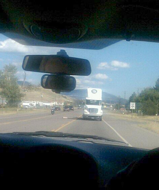 unintentionally-creepy-jump-scare-photos-25-64e707629e60a__700