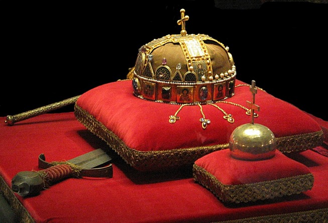 Crown_Sword_and_Globus_Cruciger_of_Hungary2-1108x753