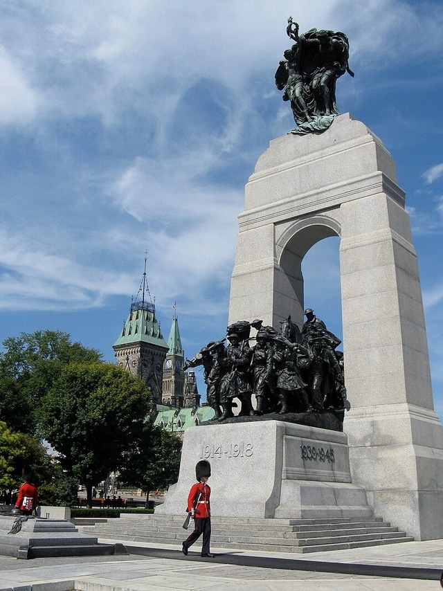800px-War_Memorial_Guards_Ottawa