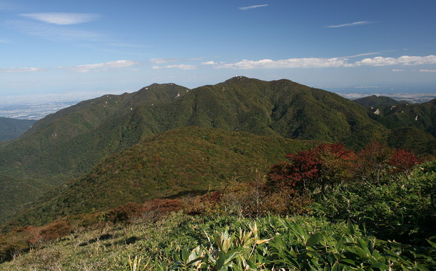 Mount_Gozaisho_from_Mount_Amagoi_2009-10-11