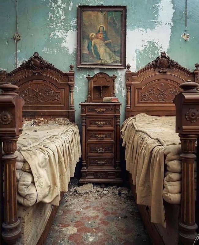 interesting-old-abandoned-houses-pictures-64f82772e5cc9__700