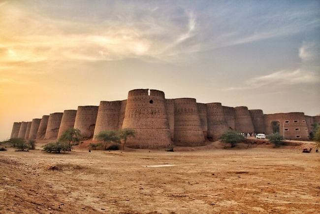 2560px-Derawar_Fort_Bahawalpur-67ffa3d21fb27__700
