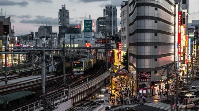 tokyo-train-ueno-station-e150582