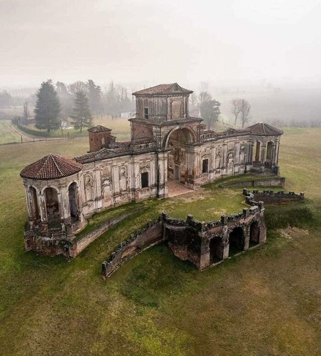 interesting-old-abandoned-houses-pictures-28-64f81e0180c4a__700