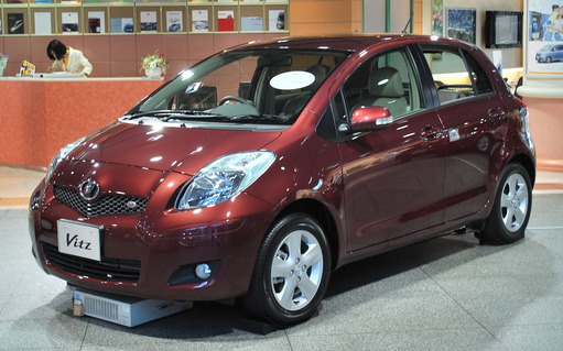 2007_Toyota_Vitz_01