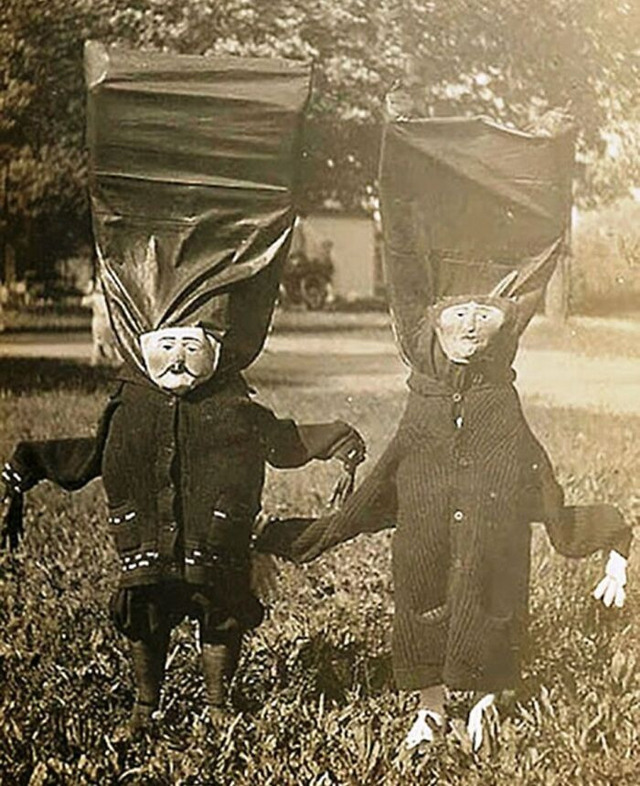 68f8ca9c420b2_creepy-vintage-hal