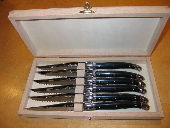 1280px-Laguiole_steak_knives