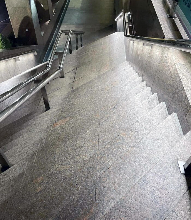 worst-stair-design-fails-2-62bafdf0d1b33__700 (1)