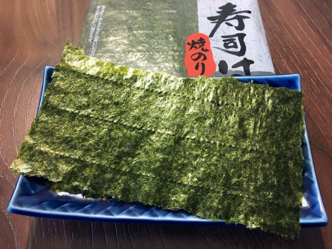 Healthy-Japanese-Snacks-seaweed-on-a-plate--1024x768