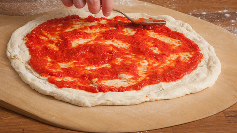 chorizo-pizza-before-baked-adding-pepper-tomato-sauce