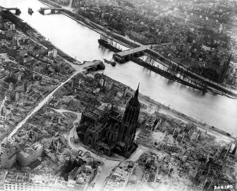 1280px-Frankfurt_Am_Main-Altstadt-Zerstoerung-Luftbild_1944