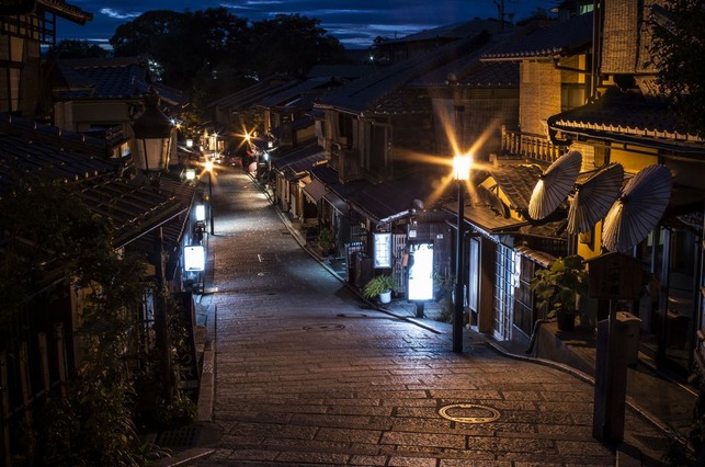 ninen-zaka--during-blue-hour_21182719582_o