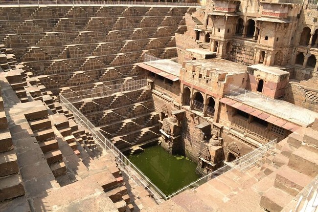 2560px-Chand_Baori_Step-well_at-68023fd7818d6__700