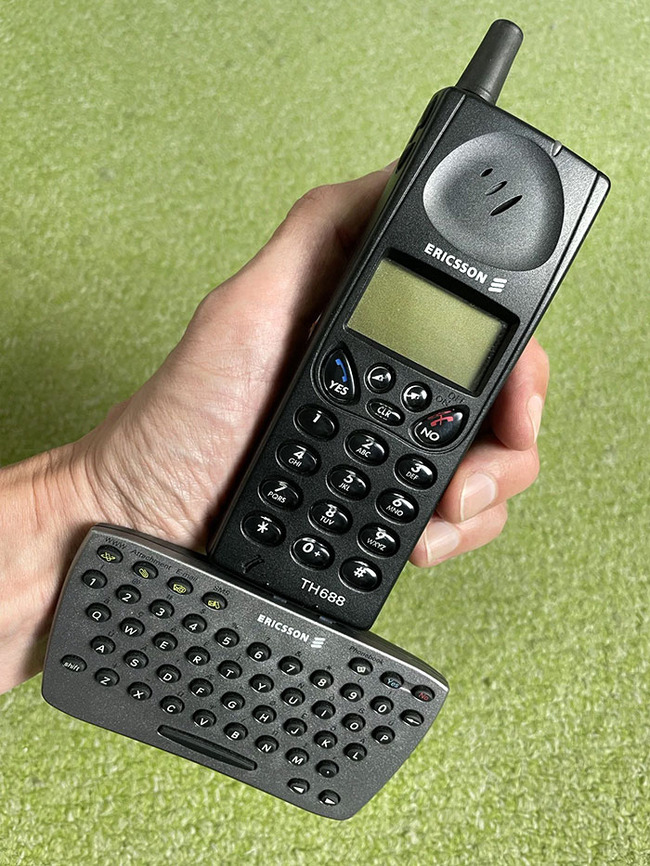 Crazy-Design-Old-School-Phones-28-6384c678a38b0__700