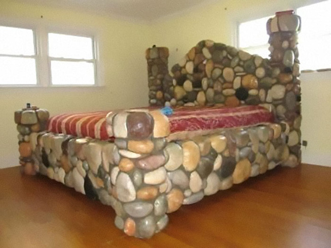 beds-bedrooms-with-threatening-auras-51-5d9da48faae6b__700