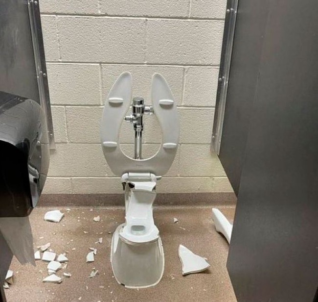 creepy-toilets-with-threatening-auras-pics-8-657af2de9165d__700