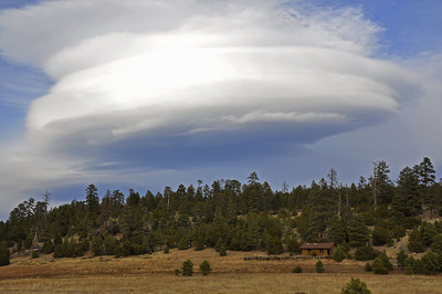 800px-Saucer_cloud_over_Campbell_Mesa,_AZ