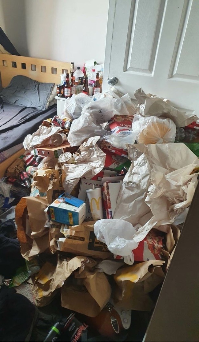 messiest-bedrooms-2020-uk11-5f7c711b1d536__700