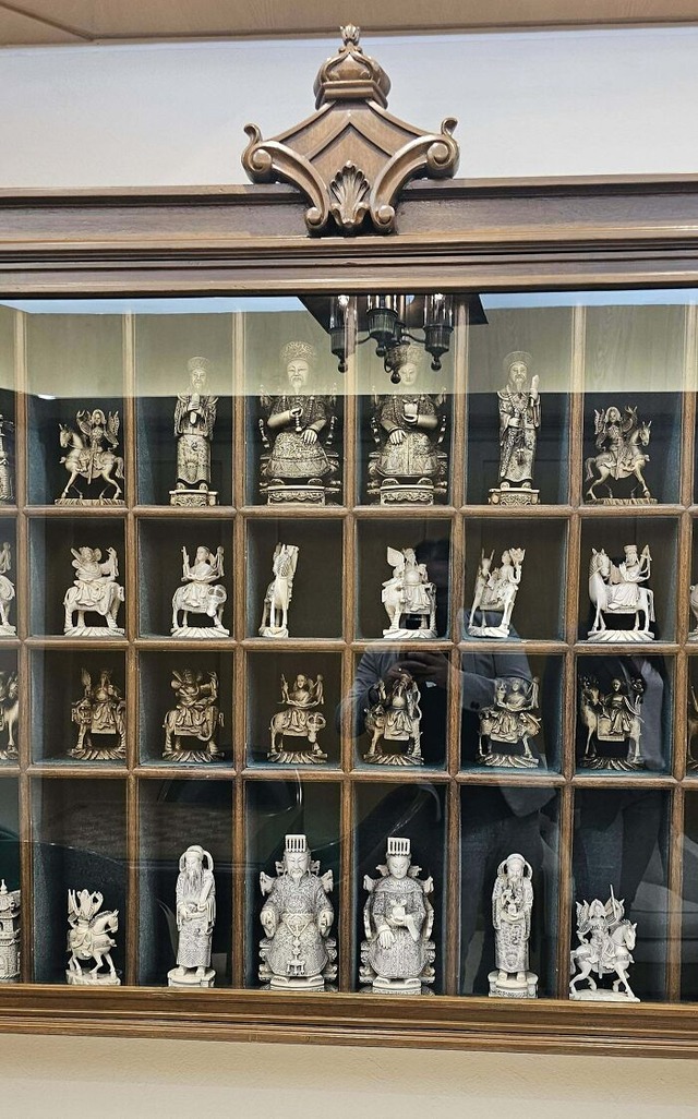 6876265953f56_hello-this-is-my-late-grandparents-ivory-chess-set