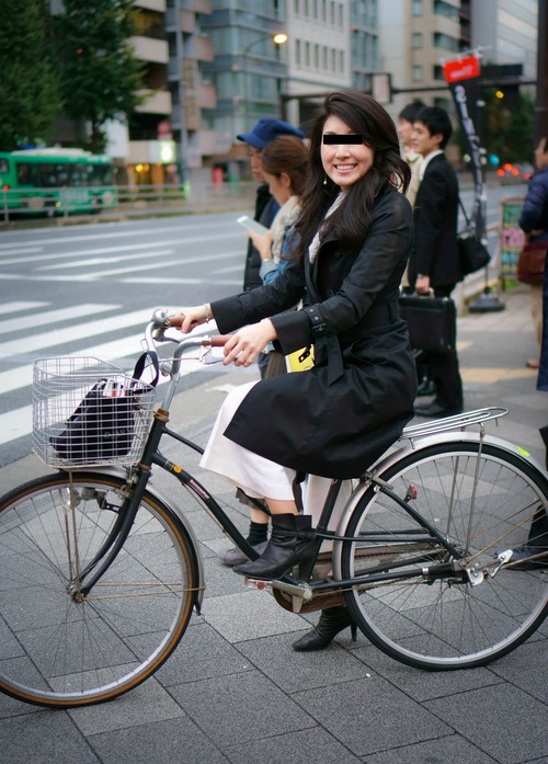 24 - this GORGEOUS WOMAN ON A BIKE needs to be a model now
