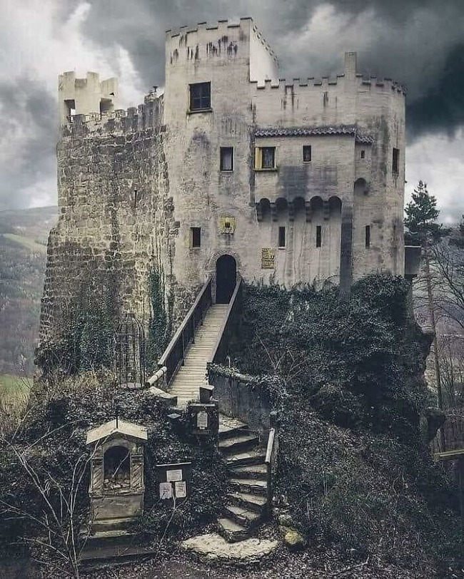 interesting-old-abandoned-houses-pictures-19-64f81dee36eec__700