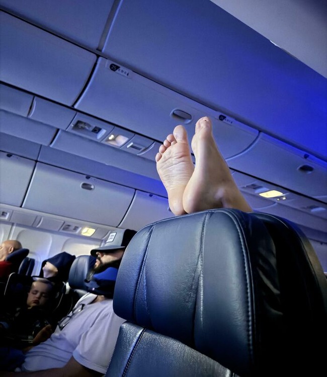 67444ebdb24b1_annoying-plane-passengers