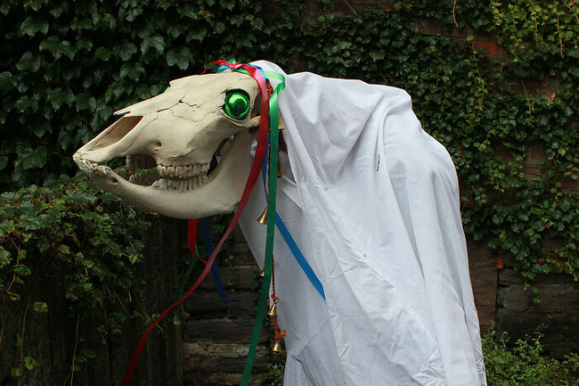 1280px-Mari_Lwyd_wiki-636a4ad20df43__700